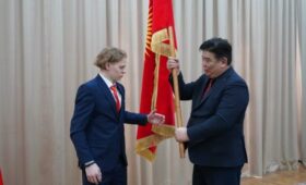 Министр культуры вручил сборной по хоккею флаг Кыргызстана перед чемпионатом мира