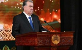 Эмомали Рахмон выразил недовольство многократным хаджем таджикистанцев