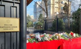 Глава МИД Кыргызстана оставил запись в книге соболезнований посольства РФ в КР