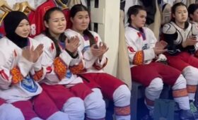 Хоккеистки из Кыргызстана не сдержали слез после поражения от Филиппин. Видео