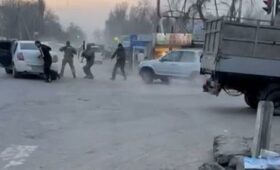 В Кара-Балте сотрудники МВД сбежали от спецназа ГКНБ во время задержания