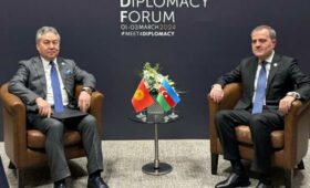 Главы МИД Кыргызстана и Азербайджана провели встречу в рамках форума в Турции