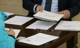Абдибаитов и Арзиев вошли в состав Кара-Суйской окружной избирательной комиссии