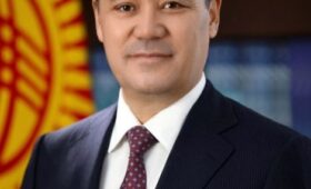 Президент поздравил женщин Кыргызстана с Международным женским днем