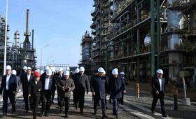Акылбек Жапаров посетил нефтеперерабатывающий завод “Джунда” в Кара-Балте