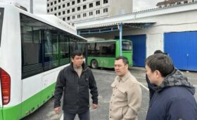 Садыр Жапаров внепланово посетил сервисный центр по ремонту муниципальных автобусов Бишкека