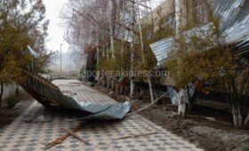 В реанимацию больницы медпомощи попали 2 человека из-за сильного ветра в Бишкеке