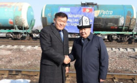 Кыргызстан получил от Казахстана 1000 тонн дизтоплива в виде гумпомощи