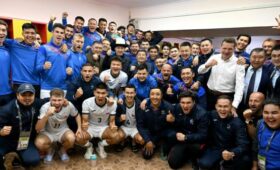 Садыр Жапаров после матча зашел в раздевалку сборной Кыргызстана и поздравил команду с победой