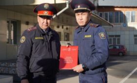 В Бишкеке наградили сотрудников УПСМ за помощь мальчику, выпившему уксус