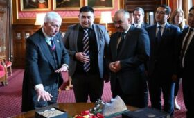 Видео — Что подарили друг другу спикеры парламентов Кыргызстана и Великобритании?