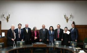 Делегация ЖК встретилась с главой межпартийной парламентской группы по Кыргызстану в парламенте Великобритании