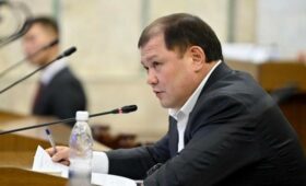Депутат Джумабеков предложил разрешить депутату ЖК, избранному по партийному списку, выход из фракции