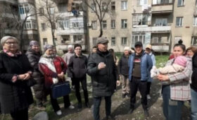 Жители дома №207 улицы Сыдыкова просят защитить их от земельной мафии