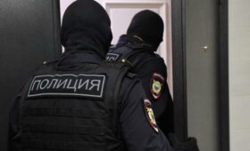 Московские полицейские со взломом проникли в квартиру советника посла КР