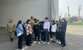 В Бишкеке вертолетчики провели экскурсию для школьников