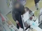 В аптеке мужчина украл у женщины iPhone 14, а его сняла камера