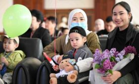 В Бишкеке торжественно встретили детей, перенесших операции на сердце в Китае