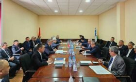 Кто был в составе рабочей группы Кыргызстана, участвовавшей во встрече с делегацией Узбекистана по вопросам демаркации кыргызско-узбекской границы?