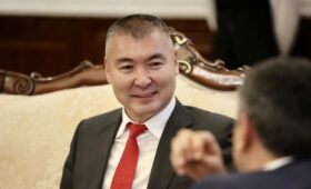 Дайырбек Орунбеков опубликовал интервью с управделами президента Каныбеком Туманбаевым о шантаже и сотруднике СГО, устанавливающем скрытую камеру