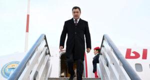 Президент Жапаров с официальным визитом вылетел в Казахстан. Кто его сопровождает?