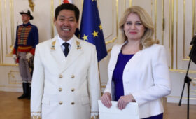 Посол Кыргызстана вручил верительные грамоты президенту Словакии 