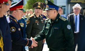 Камчыбек Ташиев вручил пограничникам ключи от квартир и военную технику