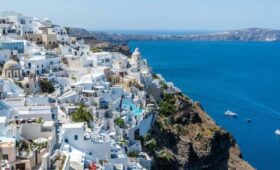 Владельцев диппаспортов освободят от визовых требований для въезда в Грецию