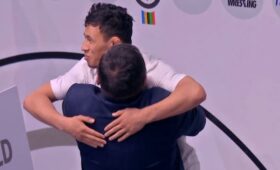 «Обнял, приподнял, поставил на место». Камчыбек Ташиев поздравил Бекзата Алмаз уулу с лицензией на Олимпиаду в Париже. Видео