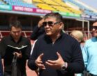 Камчыбек Ташиев провел собрание на стадионе им. Д.Өмүрзакова в Бишкеке, где летом начнется реконструкция