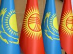 Садыр Жапаров наградил ряд лиц госнаградами за вклад в укрепление дружбы между Кыргызстаном и Казахстаном. Фамилии