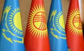 Садыр Жапаров наградил ряд лиц госнаградами за вклад в укрепление дружбы между Кыргызстаном и Казахстаном. Фамилии