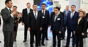 Садыр Жапаров в Астане посетил Национальный космический центр