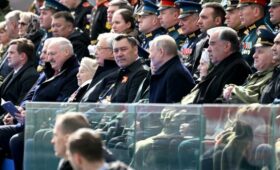 Фоторепортаж — Садыр Жапаров принял участие в параде Победы в Москве
