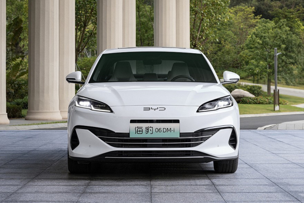 BYD запустила в продажу два новых седана: одинаковые техника и цены, но разный дизайн