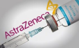 Компания AstraZeneca начала отзывать разрешения на продажу своей вакцины от COVID