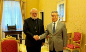 Глава МИД Кыргызстана встретился с секретарем Ватикана по связям с государствами