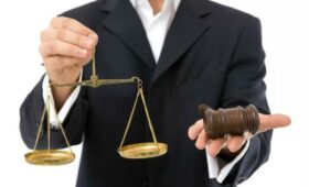 Министерство юстиции прекращает лицензии для 976 адвокатов Кыргызстана