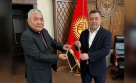 Кыргызстанец хотел подарить Садыру Жапарову нагрудной знак Бакиева, но ювелирное изделие передали в Исторический музей