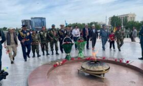 Ветераны Вооруженных сил принесли цветы к Вечному огню в Бишкеке (фото)