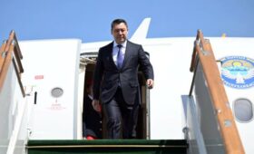 Президент Садыр Жапаров вылетел в Россию. Кто его сопровождает?