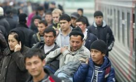 Мирзиёев поручил чиновникам трудоустроить 115 тысяч вернувшихся мигрантов
