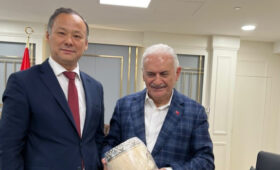 Посол Кыргызстана в Турции встретился с председателем Совета аксакалов ОТГ