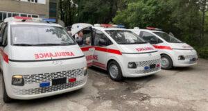 Садыр Жапаров передал машины скорой помощи медучреждениям
