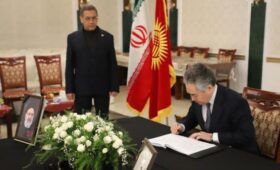Глава МИД Кулубаев оставил запись в книге соболезнований в посольстве Ирана в Кыргызстане
