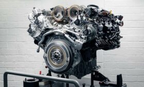 На смену W12: Bentley показала новую гибридную силовую установку на базе мотора V8