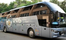 Садыр Жапаров подарил автобус сборной Кыргызстана по футболу  