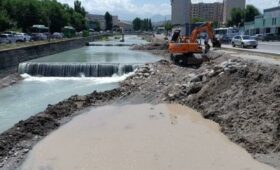 В Бишкеке очищают русло реки Ала-Арча