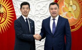 Садыр Жапаров принял госсекретаря, старшего вице-министра иностранных дел Японии Киёто Цудзи 