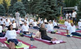 В Бишкеке  отметили Международный день йоги